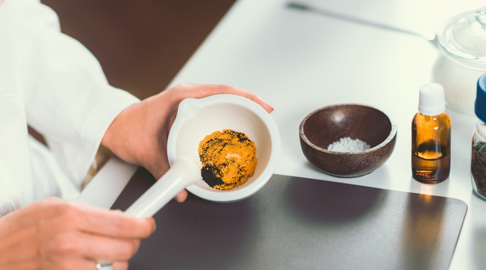 Rezepturen Eine Person mischt eine Rezeptur in verschiedenen Gefäßen zusammen.