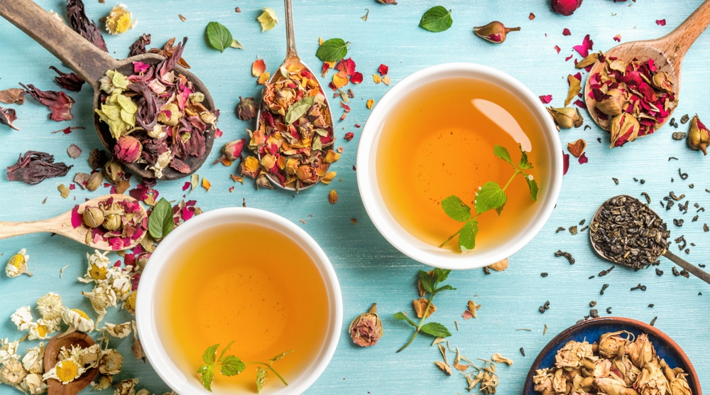 Teemischungen Zwei Tassen Tee und verschiedenen Kräuter